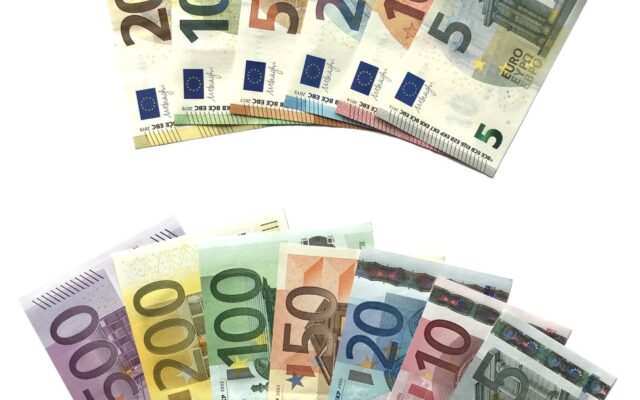 Dochód z zagranicy w PIT: przeliczenie waluty, brutto czy netto